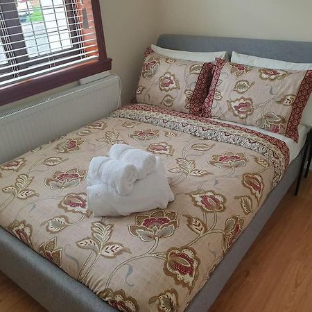 London Luxury 6 Bedroom Family House Sleeps 12 People Parking For 4 Cars Close To Tube. Chigwell Exteriér fotografie