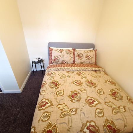 London Luxury 6 Bedroom Family House Sleeps 12 People Parking For 4 Cars Close To Tube. Chigwell Exteriér fotografie