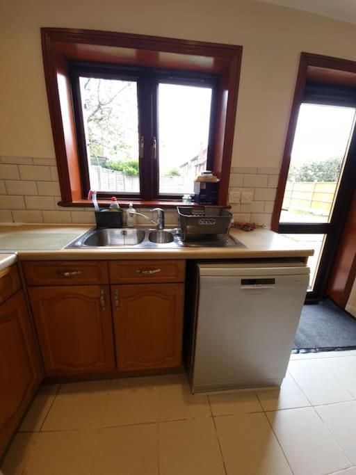 London Luxury 6 Bedroom Family House Sleeps 12 People Parking For 4 Cars Close To Tube. Chigwell Exteriér fotografie