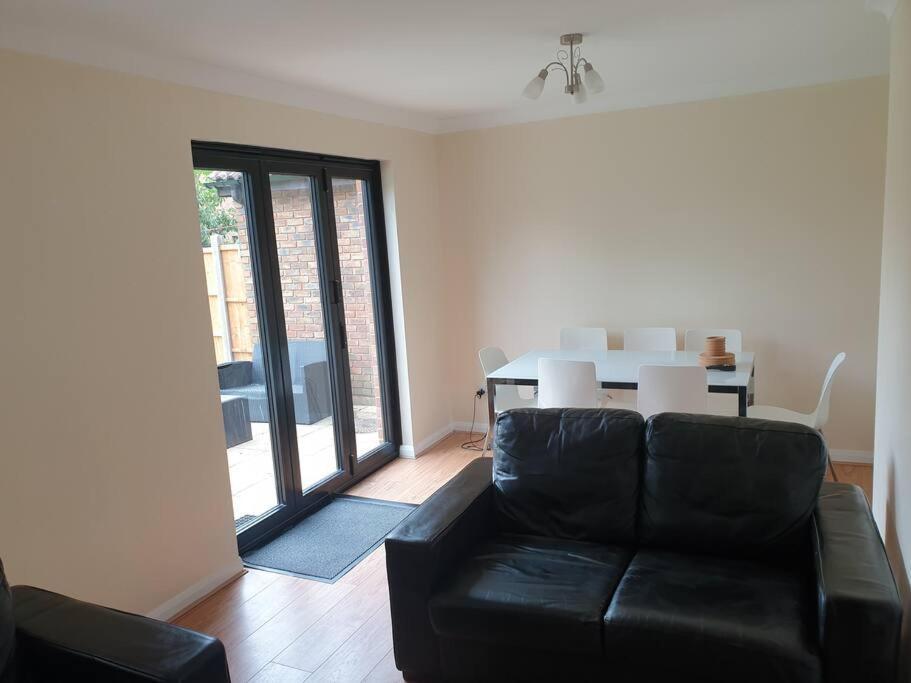 London Luxury 6 Bedroom Family House Sleeps 12 People Parking For 4 Cars Close To Tube. Chigwell Exteriér fotografie