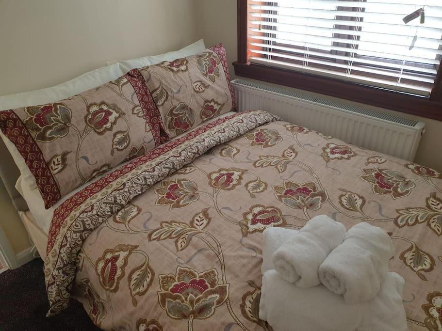 London Luxury 6 Bedroom Family House Sleeps 12 People Parking For 4 Cars Close To Tube. Chigwell Exteriér fotografie