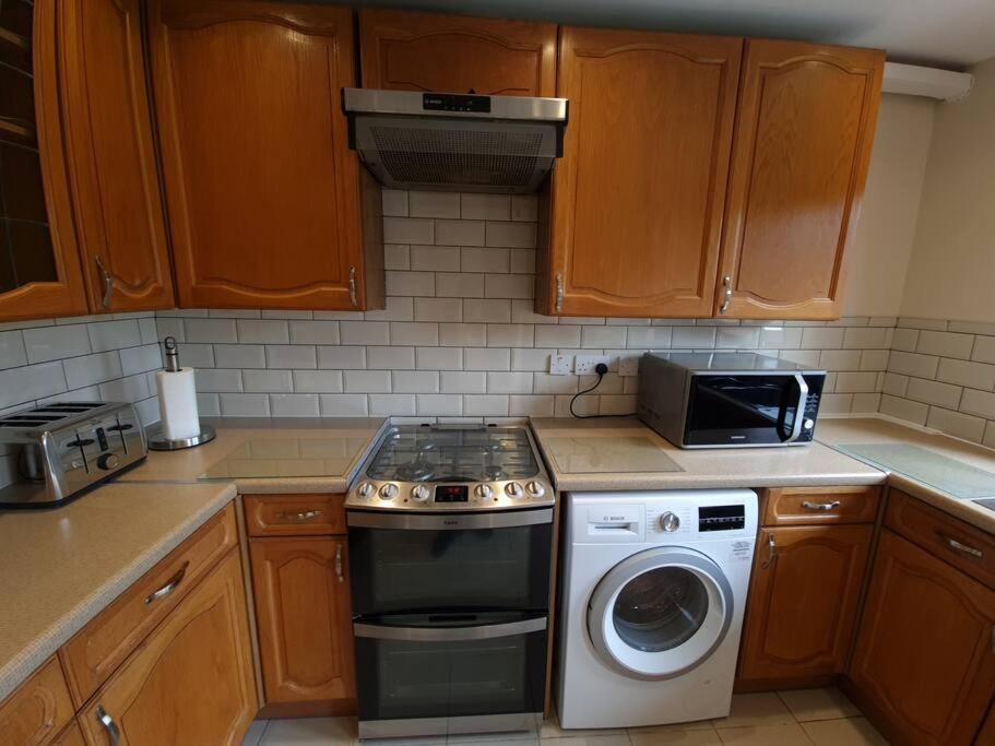 London Luxury 6 Bedroom Family House Sleeps 12 People Parking For 4 Cars Close To Tube. Chigwell Exteriér fotografie