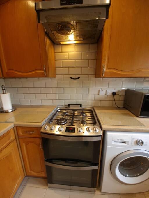 London Luxury 6 Bedroom Family House Sleeps 12 People Parking For 4 Cars Close To Tube. Chigwell Exteriér fotografie