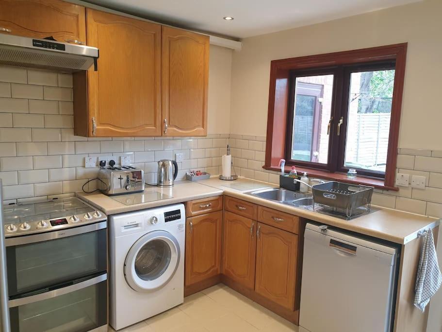 London Luxury 6 Bedroom Family House Sleeps 12 People Parking For 4 Cars Close To Tube. Chigwell Exteriér fotografie