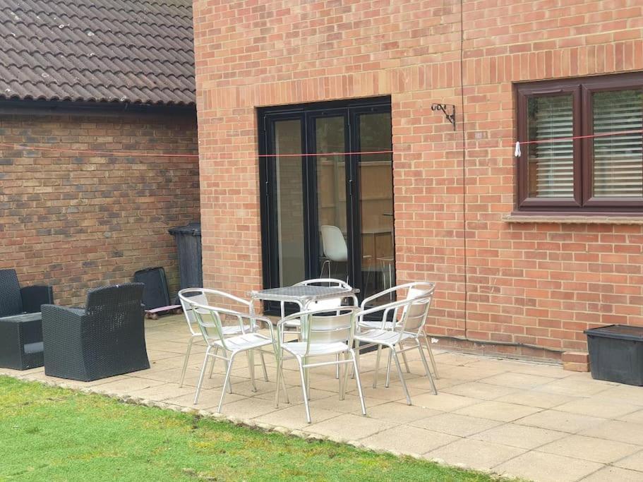 London Luxury 6 Bedroom Family House Sleeps 12 People Parking For 4 Cars Close To Tube. Chigwell Exteriér fotografie
