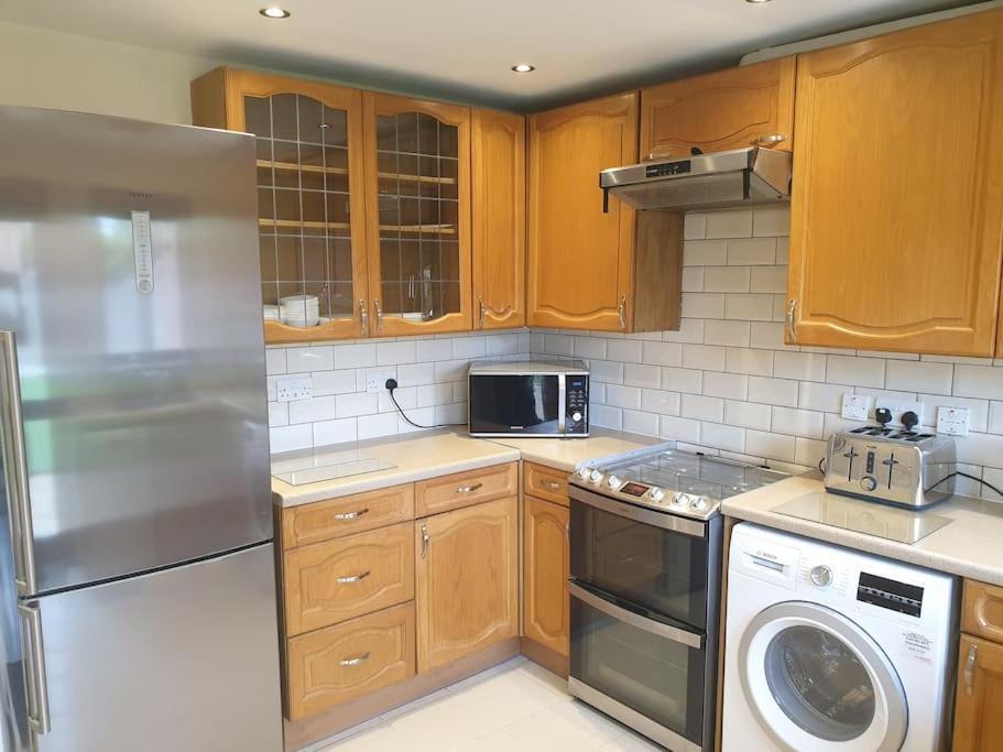 London Luxury 6 Bedroom Family House Sleeps 12 People Parking For 4 Cars Close To Tube. Chigwell Exteriér fotografie