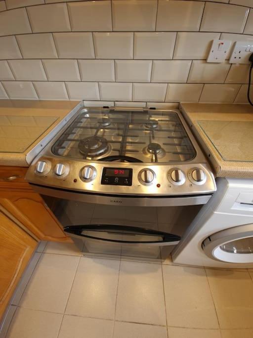 London Luxury 6 Bedroom Family House Sleeps 12 People Parking For 4 Cars Close To Tube. Chigwell Exteriér fotografie