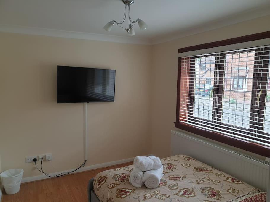 London Luxury 6 Bedroom Family House Sleeps 12 People Parking For 4 Cars Close To Tube. Chigwell Exteriér fotografie