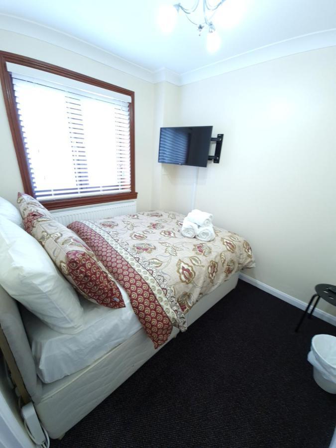 London Luxury 6 Bedroom Family House Sleeps 12 People Parking For 4 Cars Close To Tube. Chigwell Exteriér fotografie