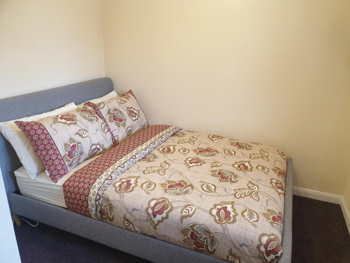 London Luxury 6 Bedroom Family House Sleeps 12 People Parking For 4 Cars Close To Tube. Chigwell Exteriér fotografie