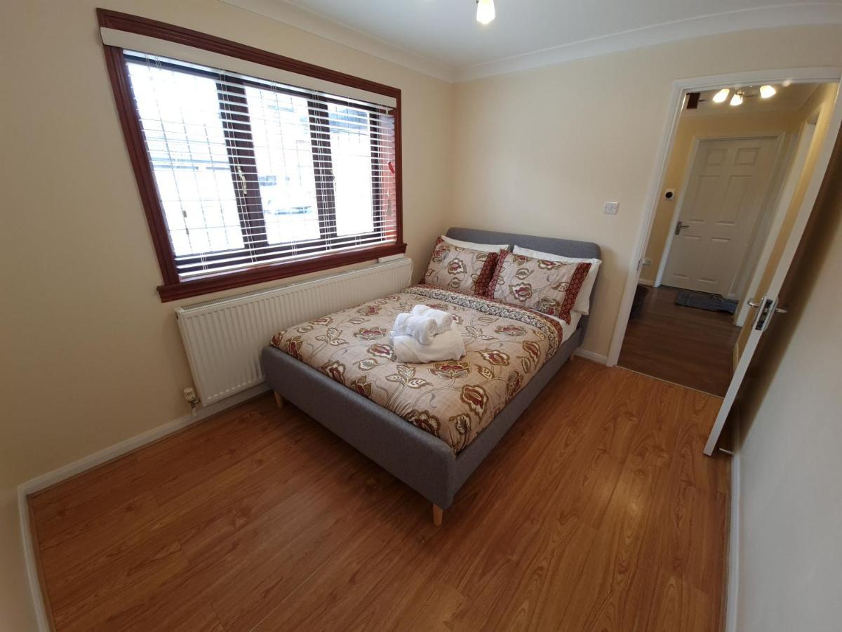London Luxury 6 Bedroom Family House Sleeps 12 People Parking For 4 Cars Close To Tube. Chigwell Exteriér fotografie