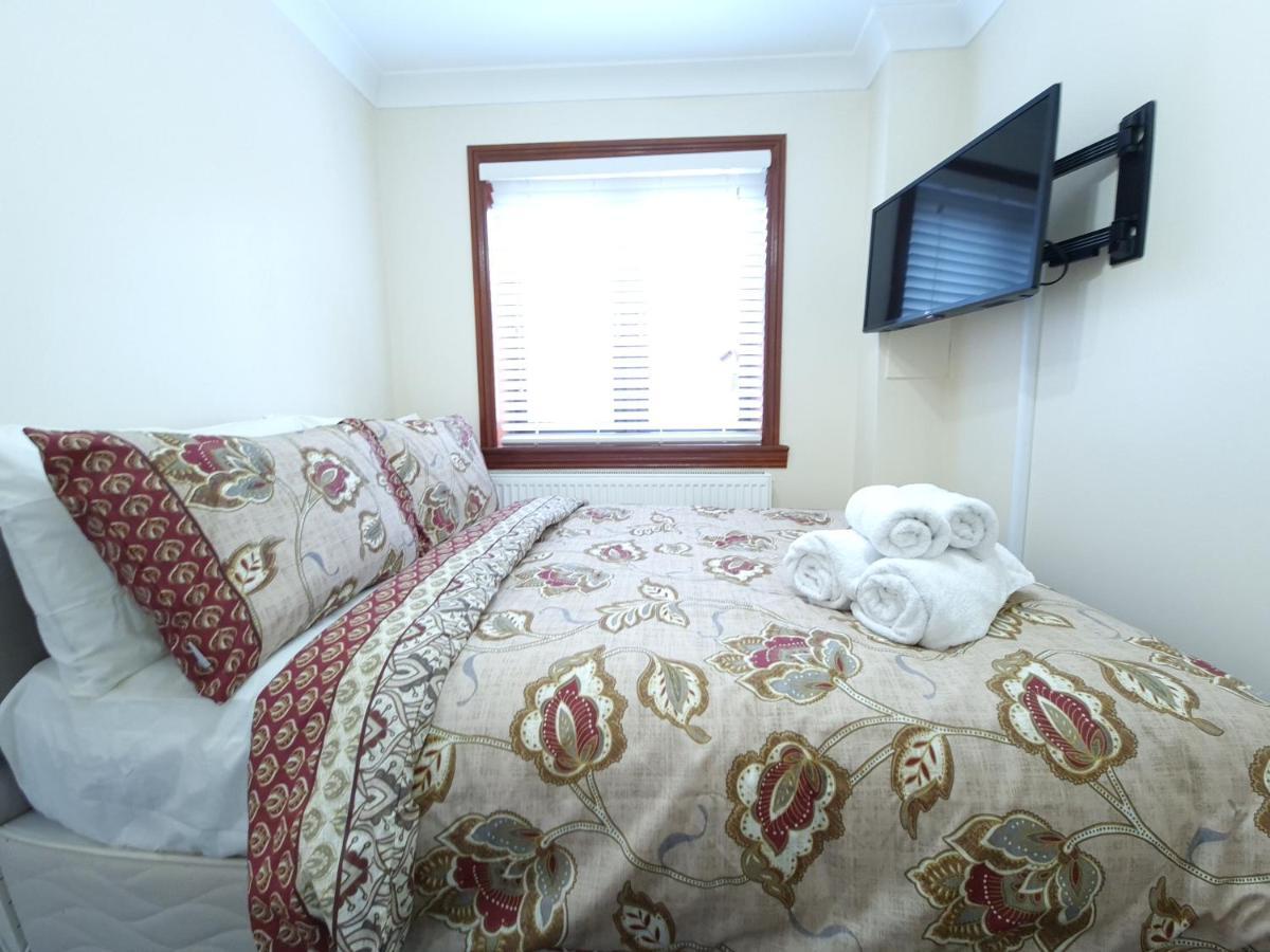 London Luxury 6 Bedroom Family House Sleeps 12 People Parking For 4 Cars Close To Tube. Chigwell Exteriér fotografie