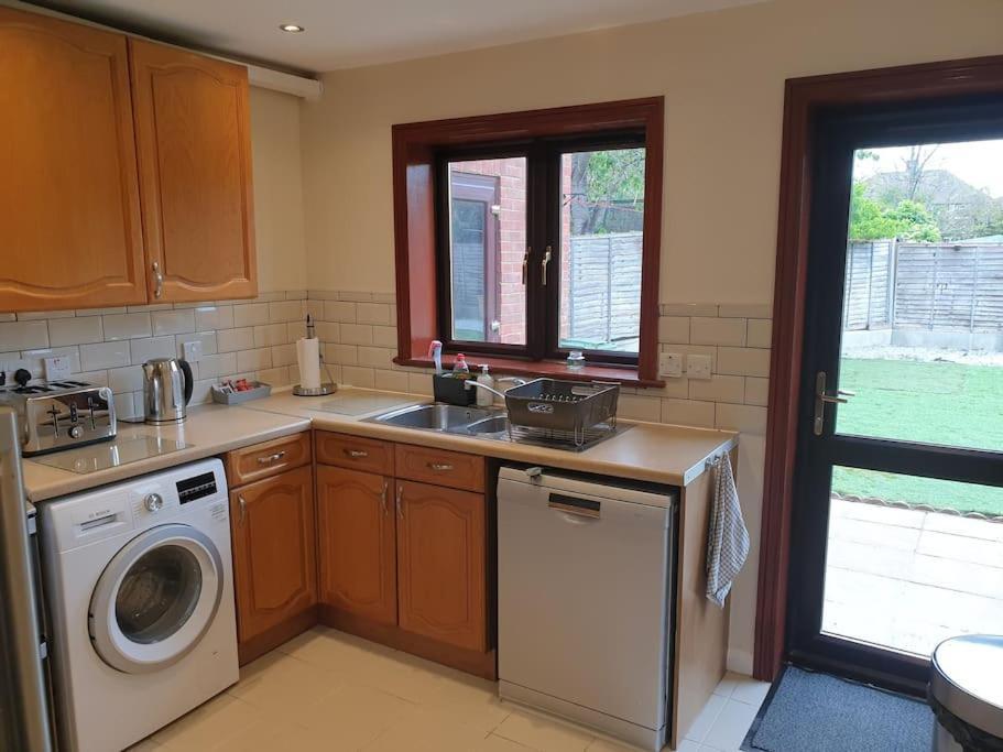 London Luxury 6 Bedroom Family House Sleeps 12 People Parking For 4 Cars Close To Tube. Chigwell Exteriér fotografie